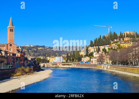 Splendida vista panoramica del fiume Adige con la collina di Castel San Pietro e i vecchi edifici lungo il fiume della città di Verona, Italia settentrionale Foto Stock