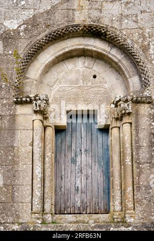 Porta principale della chiesa romanica (604 d.C.) del monastero benedettino di Sanfins de Friestas, XII secolo, Valenca do Minho. Alto Minho, Portogallo Foto Stock