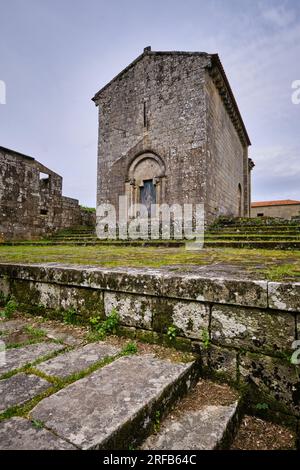 Chiesa romanica risalente al 604 d.C. Monastero benedettino di Sanfins de Friestas, XII secolo, Valenca do Minho. Alto Minho, Portogallo Foto Stock