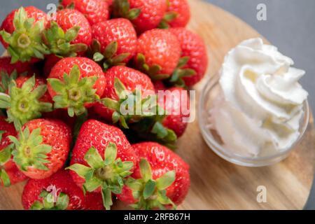 foto fragole mature fresche con crema, vista laterale dall'alto Foto Stock