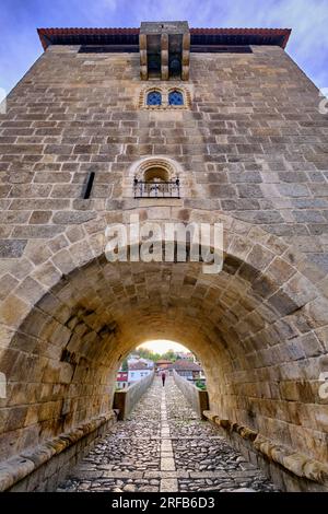 Il ponte medievale di Ucanha, risalente al XII secolo, sul fiume Varosa. La Torre in uno degli ingressi fu la prima nel paese Foto Stock