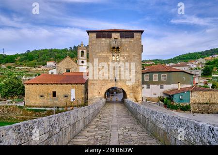 Il ponte medievale di Ucanha, risalente al XII secolo, sul fiume Varosa. La Torre in uno degli ingressi fu la prima nel paese Foto Stock