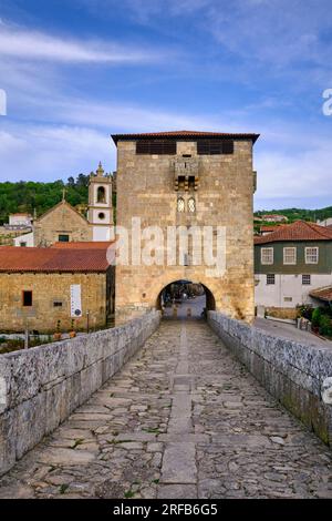 Il ponte medievale di Ucanha, risalente al XII secolo, sul fiume Varosa. La Torre in uno degli ingressi fu la prima nel paese Foto Stock