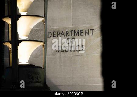 (230802) -- WASHINGTON, D.C., 2 agosto 2023 (Xinhua) -- questa foto scattata il 1 agosto 2023 mostra gli Stati Uniti Edificio del Dipartimento di giustizia a Washington, DC, Stati Uniti. Ex Stati Uniti Il presidente Donald Trump è stato incriminato martedì in un'indagine del Dipartimento di giustizia per i suoi presunti sforzi volti a rovesciare i risultati delle elezioni presidenziali del 2020. Trump è stato accusato di cospirazione per frodare gli Stati Uniti, cospirazione per ostacolare un procedimento ufficiale, ostruzione e tentativo di ostacolare un procedimento ufficiale e cospirazione contro i diritti. L'accusa e' il terzo criminale Foto Stock