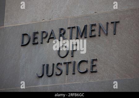 (230802) -- WASHINGTON, D.C., 2 agosto 2023 (Xinhua) -- questa foto scattata il 1 agosto 2023 mostra gli Stati Uniti Edificio del Dipartimento di giustizia a Washington, DC, Stati Uniti. Ex Stati Uniti Il presidente Donald Trump è stato incriminato martedì in un'indagine del Dipartimento di giustizia per i suoi presunti sforzi volti a rovesciare i risultati delle elezioni presidenziali del 2020. Trump è stato accusato di cospirazione per frodare gli Stati Uniti, cospirazione per ostacolare un procedimento ufficiale, ostruzione e tentativo di ostacolare un procedimento ufficiale e cospirazione contro i diritti. L'accusa e' il terzo criminale Foto Stock