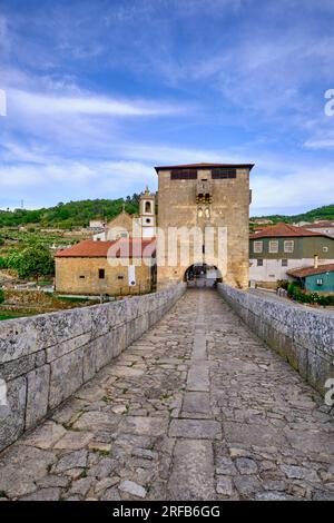 Il ponte medievale di Ucanha, risalente al XII secolo, sul fiume Varosa. La Torre in uno degli ingressi fu la prima nel paese Foto Stock