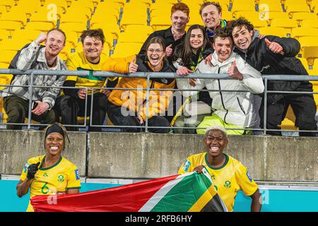 Wellington, Wellington, nuova Zelanda. 2 agosto 2023. I membri della squadra sudafricana festeggiano con i tifosi dopo che la loro squadra ha battuto l'Italia 3-2 per raggiungere gli ultimi sedici anni dopo la partita del gruppo G della Coppa del mondo femminile 2023 tra Sudafrica e Italia al Wellington Regional Stadium di Wellington, nuova Zelanda (immagine di credito: ©James Foy/Alamy Live News) Foto Stock