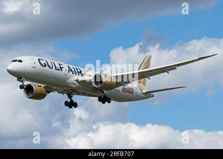 Gulf Air Boeing 787-9 Dreamliner atterra all'aeroporto di Heathrow a Londra. Londra - 1 agosto 2023 Foto Stock