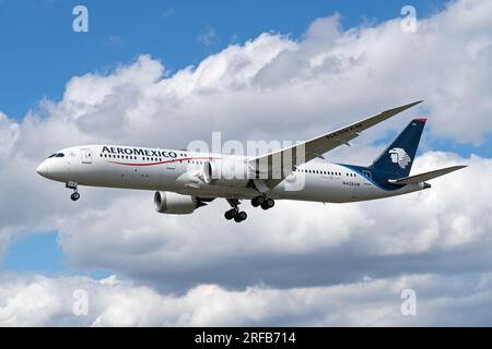 Aereo Boeing 787-9 Dreamliner Aero Mexico atterrando all'aeroporto di Heathrow a Londra. Londra - 1 agosto 2023 Foto Stock