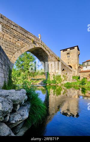 Il ponte medievale di Ucanha, risalente al XII secolo, sul fiume Varosa. La Torre in uno degli ingressi fu la prima nel paese Foto Stock