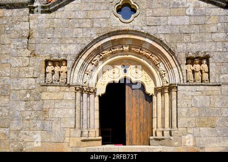 Portale della chiesa madre romanica, XII secolo. Sernancelhe, Beira alta. Portogallo Foto Stock