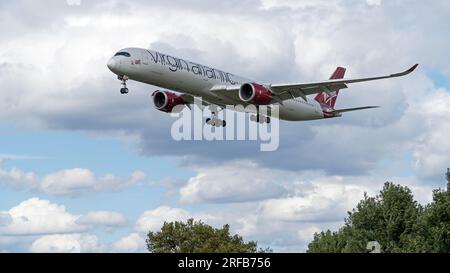 Virgin Atlantic Airbus A350-1000 Ruby Slipper atterra all'aeroporto di Heathrow a Londra. Londra - 1 agosto 2023 Foto Stock