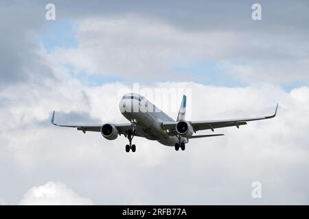 Eurowings Airbus A319 atterra all'aeroporto Heathrow di Londra. Londra - 1 agosto 2023 Foto Stock