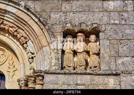 Portale della chiesa madre romanica, XII secolo. Sernancelhe, Beira alta. Portogallo Foto Stock