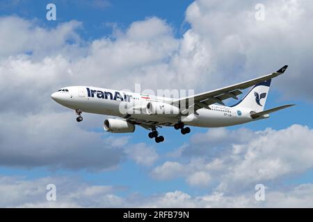 Iran Air Airbus A330-200 atterraggio all'aeroporto di Heathrow a Londra. Londra - 1 agosto 2023 Foto Stock