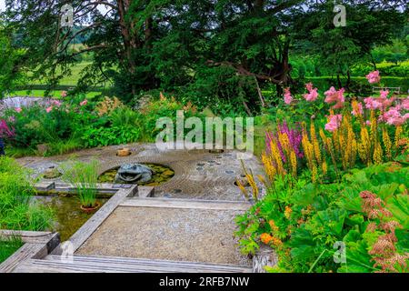 Il Cascade Garden ha una caratteristica insolita rana che sparano getti d'acqua al "The Newt in Somerset", nr Bruton, Inghilterra, Regno Unito Foto Stock