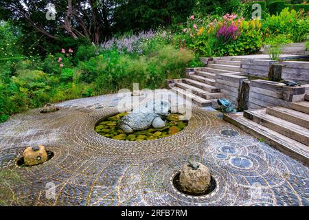 Il Cascade Garden ha una caratteristica insolita rana che sparano getti d'acqua al "The Newt in Somerset", nr Bruton, Inghilterra, Regno Unito Foto Stock