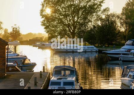 Barche sul fiume Waveney at the Quay in Beccles at Sunset , Suffolk , Inghilterra , Gran Bretagna , Regno Unito Foto Stock