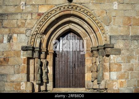 Porta romanica della chiesa di Santa Maria del Azogue in Puebla de Sanabria, Zamora, Spagna Foto Stock