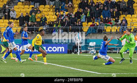 Wellington, Wellington, nuova Zelanda. 2 agosto 2023. Il sudafricano Thembi Kgatlana spara a casa la vincitrice durante la partita del gruppo G della Coppa del mondo femminile FIFA 2023 tra il Sudafrica e l'Italia al Wellington Regional Stadium di Wellington, nuova Zelanda (immagine di credito: ©James Foy/Alamy Live News) Foto Stock