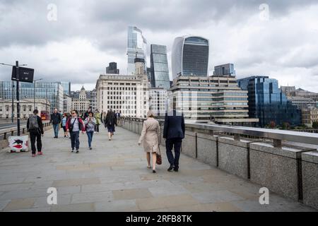 Londra, Regno Unito. 2 agosto 2023. La gente attraversa il London Bridge nella City di Londra. L'esterno della Banca d'Inghilterra. Nel tentativo di frenare l'inflazione, il comitato di politica monetaria (MPC) della Banca d'Inghilterra dovrebbe annunciare un aumento del tasso base dal 5,00% al 5,25%, anche se alcuni ipotizzano un aumento del 5,5%. Sarebbe il quattordicesimo aumento consecutivo, poiché il MPC cerca di abbassare l’inflazione verso il suo obiettivo del 2 per cento. Un aumento del tasso di interesse renderà più costoso il prestito e scoraggerà la spesa. Crediti: Stephen Chung / Alamy Live News Foto Stock