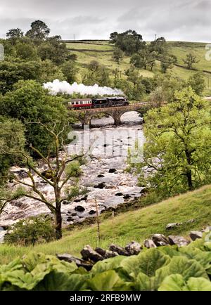 Locomotiva a vapore 'Sherwood Forester' con 'The Settle and Carlisle Fellsman' che corre da Crewe a Carlisle. Qui, dopo le forti piogge, attraverserai il fiume Ribble, allo Sheriff's Brow, all'Helwith Bridge e al Parco Nazionale Yorkshire Dales. Crediti: John Bentley/Alamy Live News Foto Stock