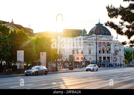 Vienna Street serale, vista del Volkstheater e della strada con le auto di passaggio. Foto Stock
