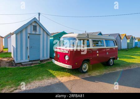 Regno Unito, Inghilterra, Suffolk, Felixstowe, Beach Huts e VW T2 Baywindow Campervan Foto Stock