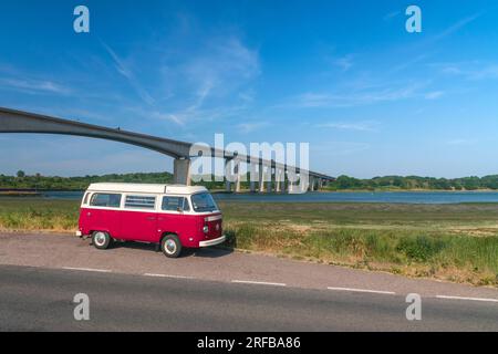 Regno Unito, Inghilterra, Suffolk, Orwell Bridge over River Orwell, VW T2 Baywindow Campervan Foto Stock