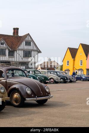 Regno Unito, Inghilterra, Suffolk, Lavenham, Market Square, VW Beetles Foto Stock