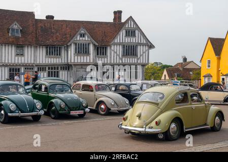 Regno Unito, Inghilterra, Suffolk, Lavenham, Market Square, VW Beetles Foto Stock