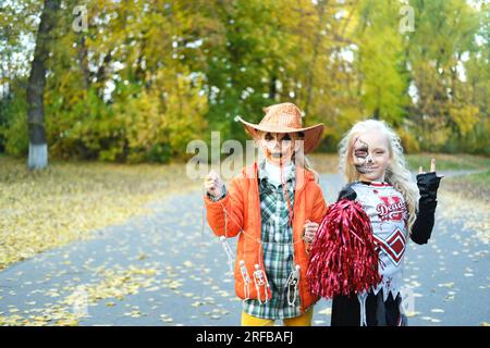 Una ragazza con un costume da cheerleader e un trucco a mezza faccia sotto  forma di scheletro celebra Halloween. Foto orizzontale Foto stock - Alamy