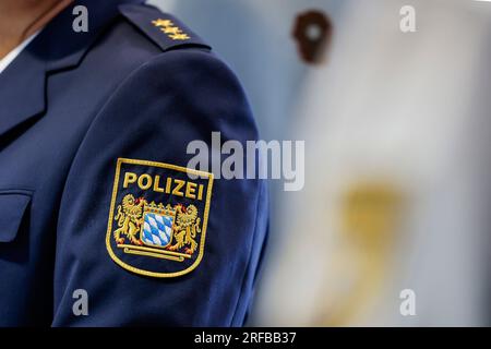 Norimberga, Germania. 2 agosto 2023. Emblema della polizia in Baviera. La polizia di frontiera bavarese ha iniziato i suoi lavori il 1 luglio 2018. Credito: Daniel Löb/dpa/Alamy Live News Foto Stock