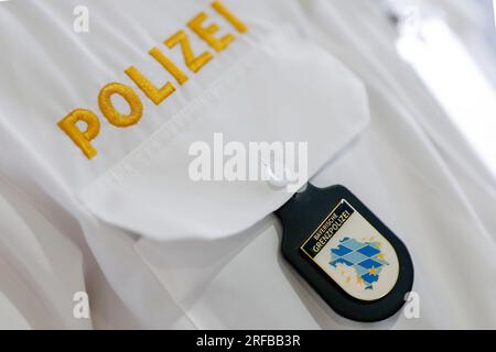 Norimberga, Germania. 2 agosto 2023. L'emblema del petto della polizia di frontiera bavarese. La polizia di frontiera bavarese ha iniziato i suoi lavori il 1 luglio 2018. Credito: Daniel Löb/dpa/Alamy Live News Foto Stock
