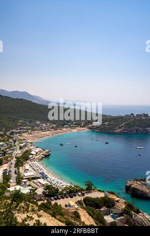 Sorvolando un drone sulla spiaggia di Jali, una delle più belle spiagge della Riviera albanese, l'Albania. Foto Stock