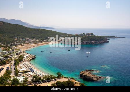 Sorvolando un drone sulla spiaggia di Jali, una delle più belle spiagge della Riviera albanese, l'Albania. Foto Stock