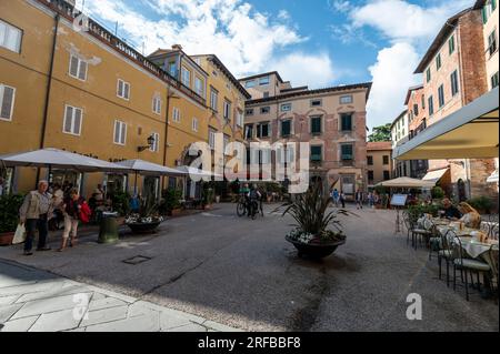 Piazza Cittadella è piena di ristoranti tra cui la statua del famoso figlio di Lucca, il compositore di musica Giacomo Puccini nella città di Lucca, nella Tusca Foto Stock