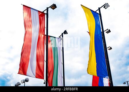 Bandiere di Austria, Ucraina, Bulgaria contro il cielo Foto Stock