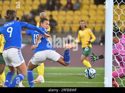 Wellington, nuova Zelanda. 2 agosto 2023. Arianna Caruso (C), italiana, spara a segnare durante la partita del gruppo G tra Sudafrica e Italia alla Coppa del mondo femminile FIFA 2023 a Wellington, nuova Zelanda, 2 agosto 2023. Crediti: Guo lei/Xinhua/Alamy Live News Foto Stock