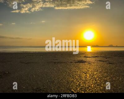 Cielo sulla spiaggia e la barca prima del tramonto sfondo Foto Stock