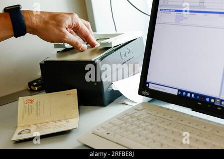 Norimberga, Germania. 2 agosto 2023. Un agente di polizia della polizia di frontiera bavarese esegue un controllo dei passaporti all'aeroporto. La polizia di frontiera ha iniziato il suo lavoro il 1 luglio 2018. Credito: Daniel Löb/dpa/Alamy Live News Foto Stock