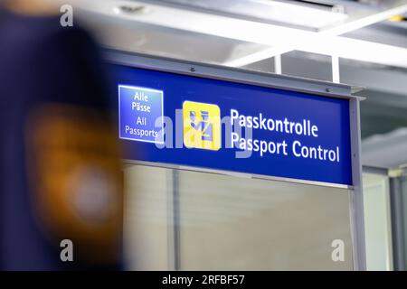 Norimberga, Germania. 2 agosto 2023. Cartello di controllo passaporti all'aeroporto. Credito: Daniel Löb/dpa/Alamy Live News Foto Stock