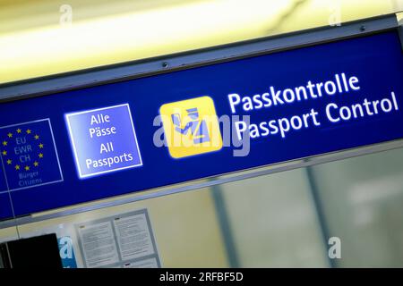 Norimberga, Germania. 2 agosto 2023. Cartello di controllo passaporti all'aeroporto. Credito: Daniel Löb/dpa/Alamy Live News Foto Stock