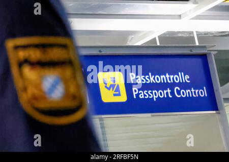 Norimberga, Germania. 2 agosto 2023. Un agente di polizia bavarese si trova davanti a un cartello di controllo passaporti all'aeroporto. Credito: Daniel Löb/dpa/Alamy Live News Foto Stock
