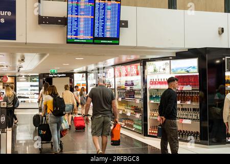 Duty Free area, aeroporto internazionale di Bristol, Regno Unito Foto Stock