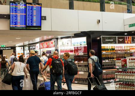 Duty Free area, aeroporto internazionale di Bristol, Regno Unito Foto Stock