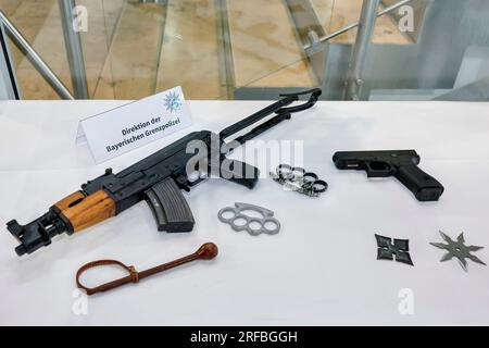 Norimberga, Germania. 2 agosto 2023. La polizia di frontiera bavarese ha sequestrato armi all'aeroporto. La polizia di frontiera ha iniziato il suo lavoro il 1 luglio 2018. Credito: Daniel Löb/dpa/Alamy Live News Foto Stock