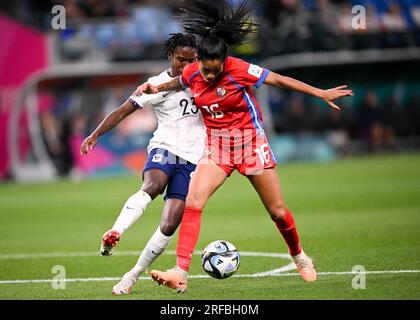 La francese Vicki Becho e la francese Rebeca Espinosa di Panama gareggiano per il pallone durante la Coppa del mondo femminile FIFA Australia e nuova Zelanda 2023 gruppo F partita tra Panama e Francia al Sydney Football Stadium il 2 agosto 2023 a Sydney, Australia. Foto di Izhar Khan Foto Stock