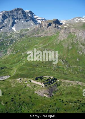 VISTA AEREA. Variselle Fort (a 2085 m s l m). Costruito alla fine del XIX secolo quando l'area era italiana (francese dopo la seconda guerra mondiale). Mont-Cenis Pass, Francia. Foto Stock