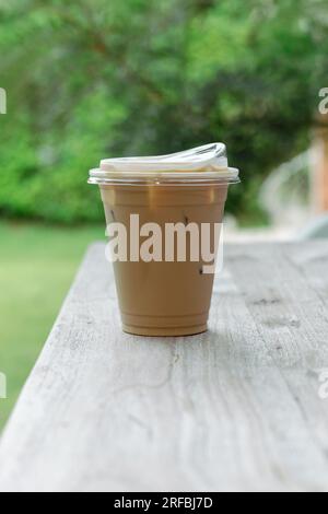 Caffè ghiacciato sul tavolo di legno Foto Stock